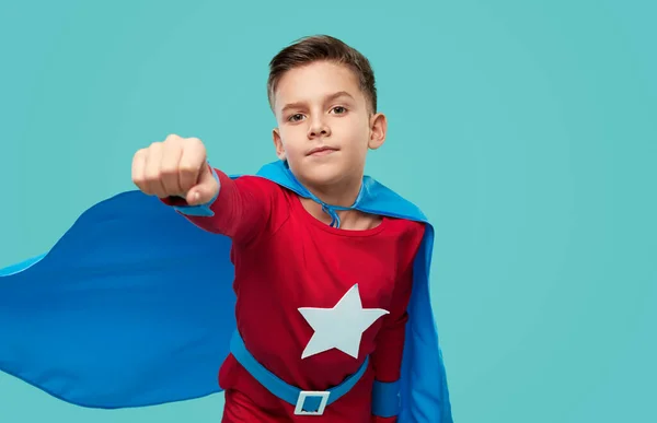 Dzielny chłopiec w kostiumie superbohatera w studio — Zdjęcie stockowe