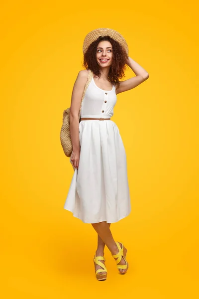 Charming woman in summer outfit in studio — Stock Photo, Image