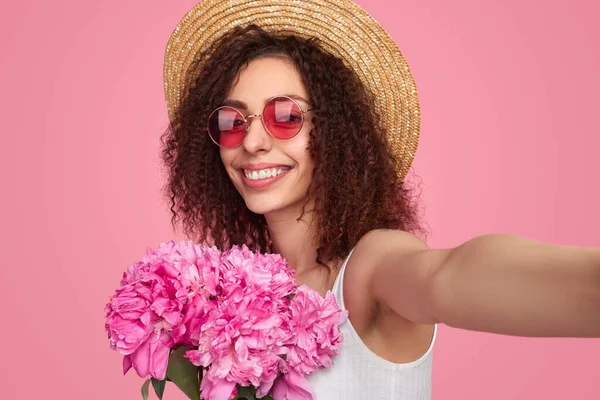 Mujer con ramo de flores tomando selfie —  Fotos de Stock