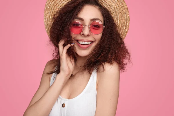 Feliz joven hembra mirando a la cámara — Foto de Stock