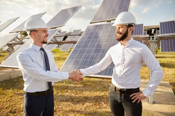 Mühendisler güneş panelleriyle sahada el sıkışıyor — Stok fotoğraf