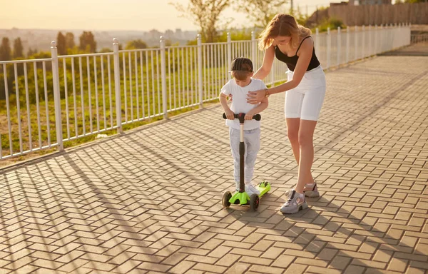 Anne oğluna scooter sürmeyi öğretiyor. — Stok fotoğraf