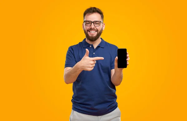Hombre apuntando al teléfono inteligente con pantalla negra —  Fotos de Stock
