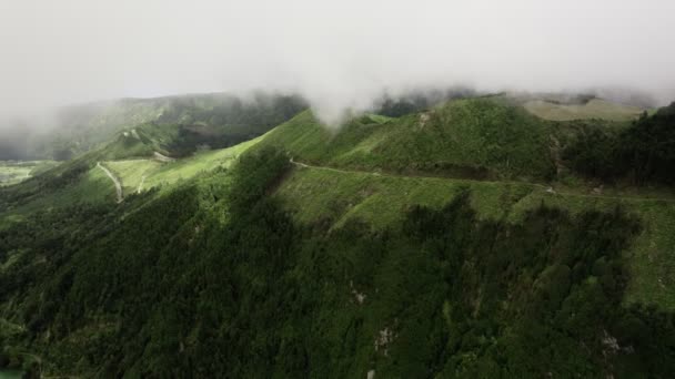 Widok z lotu ptaka na zielone wzgórza w chmurach Sao Miguel — Wideo stockowe