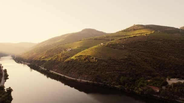 Пагорби долини Доро і річка на світанку. — стокове відео
