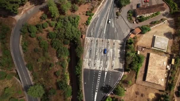 Widok z powietrza samochodów wjeżdżających do tunelu — Wideo stockowe