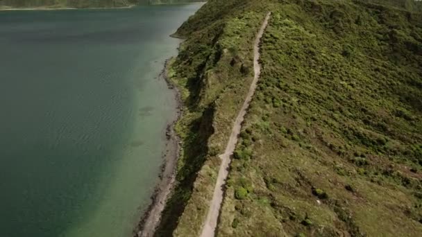 Jalur pendakian di Lagoa do Fogo Lake in Azores — Stok Video