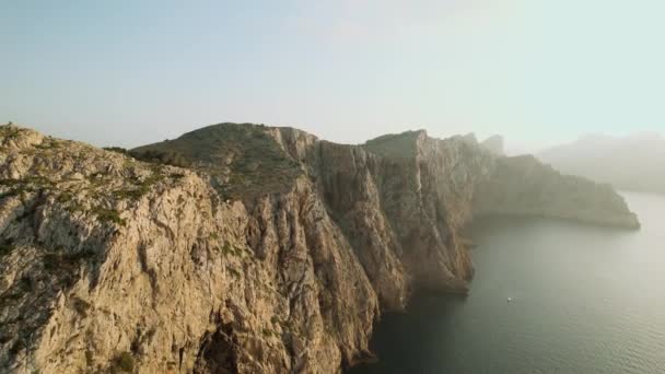 Vista aérea de acantilados de Cap Formentor al atardecer — Vídeos de Stock
