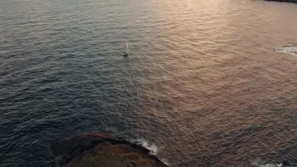 Navegação de iate ao pôr do sol ao longo da costa de Ponta Delgada — Vídeo de Stock