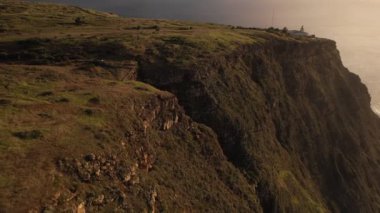 Günbatımında Madeira 'nın kuzeyinde yüksek uçurum.