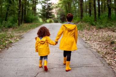 Kızıl saçlı kardeşler ormanda birlikte yürüyorlar.