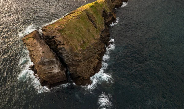 日没の海のロッキー崖 — ストック写真