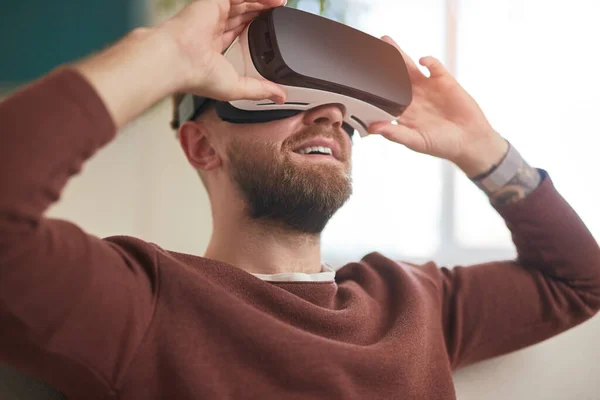 Glada man med VR goggles hemma — Stockfoto