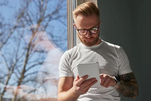 Poważny mężczyzna stosujący tabletki w domu — Zdjęcie stockowe