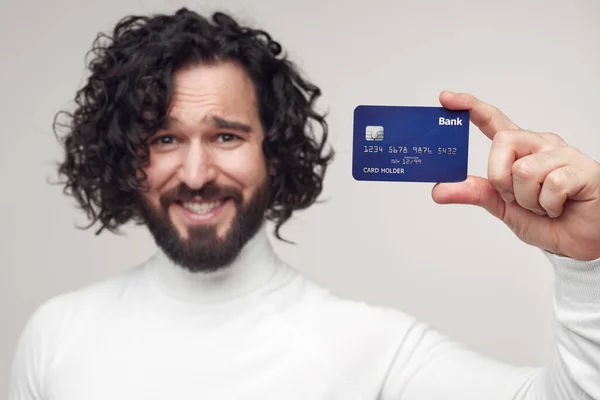 Χαρούμενος τραπεζικός πελάτης που δείχνει πιστωτική κάρτα — Φωτογραφία Αρχείου