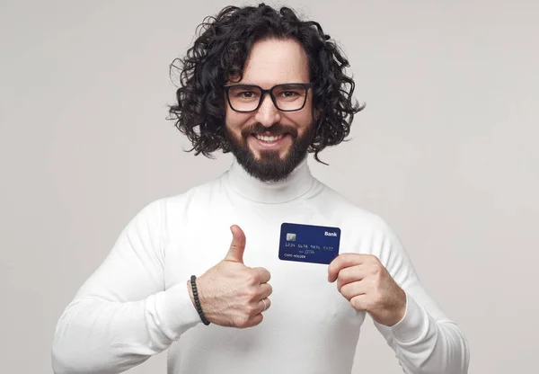 Χαμογελώντας άνθρωπος με πλαστική κάρτα στο στούντιο — Φωτογραφία Αρχείου