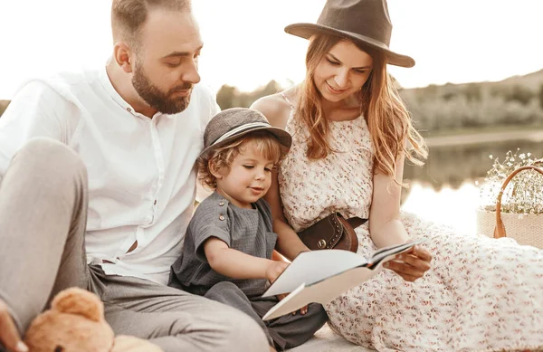Szczęśliwa książka rodzinna z małym synem — Zdjęcie stockowe