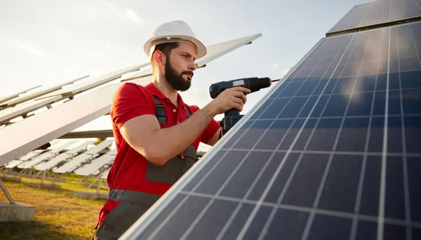 Teknisyen kırsala güneş paneli kuruyor — Stok fotoğraf