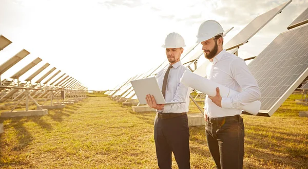 Ingegneri che lavorano sul campo con pannelli solari — Foto Stock