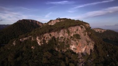 Ormanla dağdan drone görüntüsü
