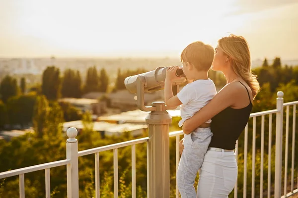 Mama i syn za pomocą teleskopu na punkt widzenia — Zdjęcie stockowe