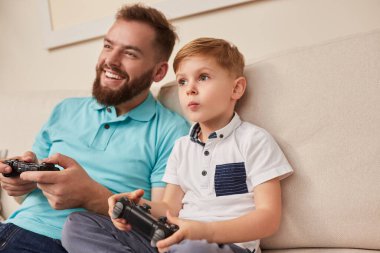 Baba ve oğul evde video oyunu oynarken