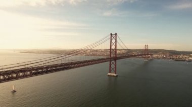 Lizbon Köprüsü 'nde trafik var.