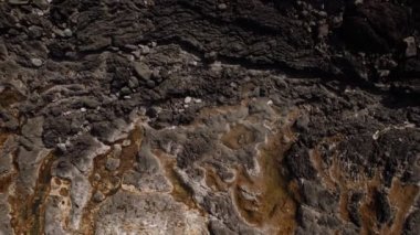 Kara lav kaya dokusu, Azores 'deki okyanus kıyılarını ortaya çıkarıyor.