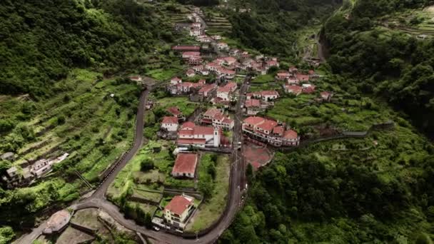 Village isolé entre les montagnes de Madère — Video