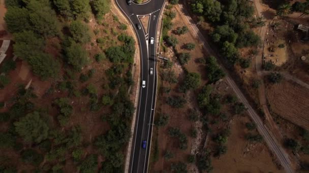 Luftaufnahme einer Autobahn mit Kreisverkehr in Spanien — Stockvideo