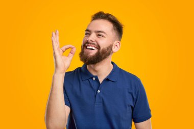 Mutlu adam stüdyoda jest yapıyor.