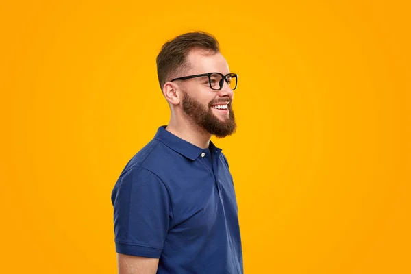 Έξυπνος ευτυχισμένος άντρας με γυαλιά στο στούντιο — Φωτογραφία Αρχείου