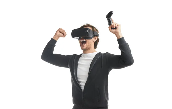 Homem feliz no fone de ouvido VR celebrando a vitória — Fotografia de Stock