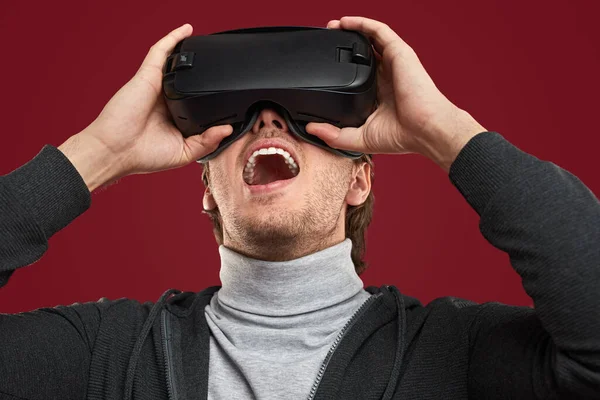 Chockad man utforska virtuell verklighet — Stockfoto