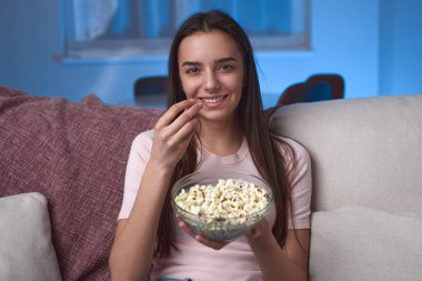 TV izlerken, patlamış mısır yemek kadın