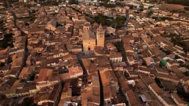 İspanya 'nın Mallorca kentindeki eski köyün havadan görünüşü