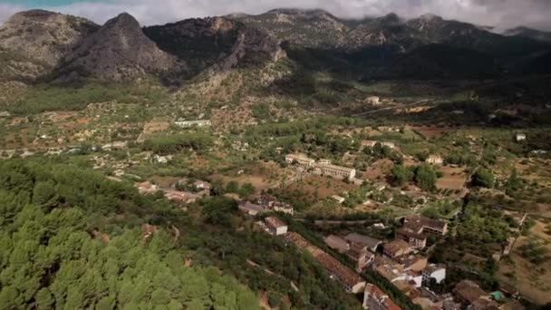 Pequeño pueblo en el valle de Mallorca — Vídeos de Stock