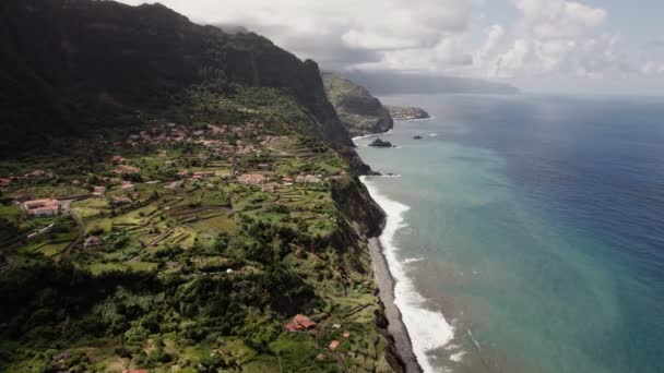 Liten by vid Madeiras havskust — Stockvideo