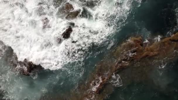Okyanus dalgaları volkanik kayalarda kırılıyor — Stok video