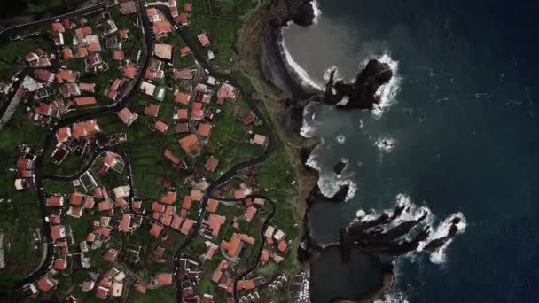 Ciudad de Seixal en una costa de la isla de Madeira — Vídeos de Stock