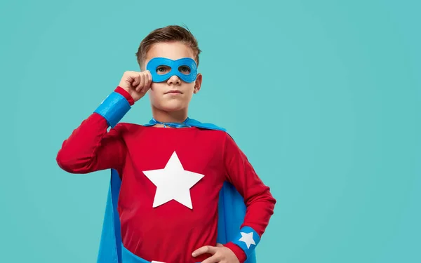 Valiente superhéroe niño en máscara en el estudio — Foto de Stock