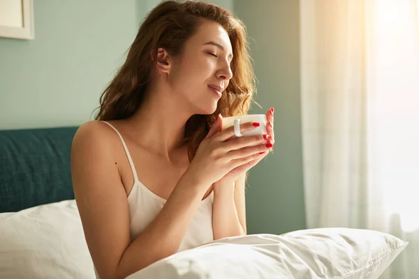 Mujer con café en la cama —  Fotos de Stock