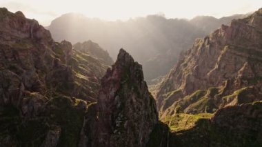 Madeira 'daki dağların tepelerinden gün batımı manzarası