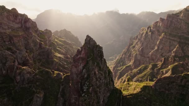 Madeira 'daki dağların tepelerinden gün batımı manzarası — Stok video