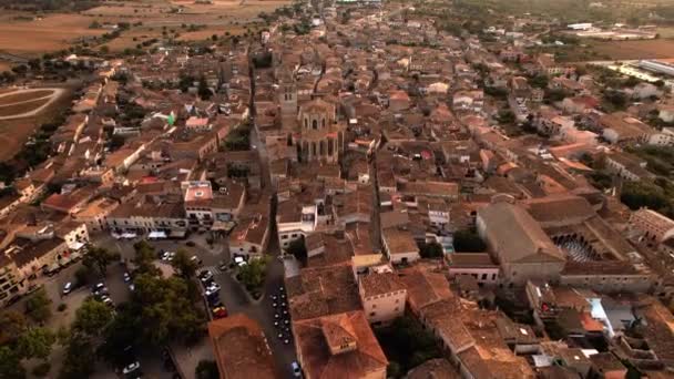 Uitzicht vanuit de lucht op de oude stad Sineu in Mallorca — Stockvideo