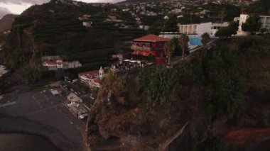 Madeira Adası kıyısındaki Ponta do Sol kasabası.
