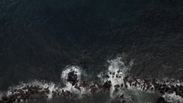 Θαλασσινά κύματα που σπάνε νερά — Αρχείο Βίντεο