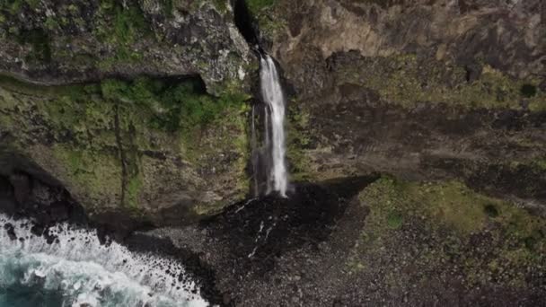 Flygfoto över vattenfall på Madeira — Stockvideo
