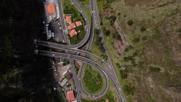 Widok z góry na infrastrukturę skrzyżowania autostrad — Wideo stockowe