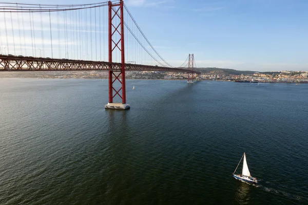 Şehirdeki nehir üzerindeki asma köprü manzarası